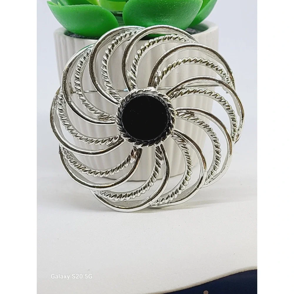 Silver Tone Swirl Brooch Black Center Stone Women's Fashion Jewelry Pin Vintage